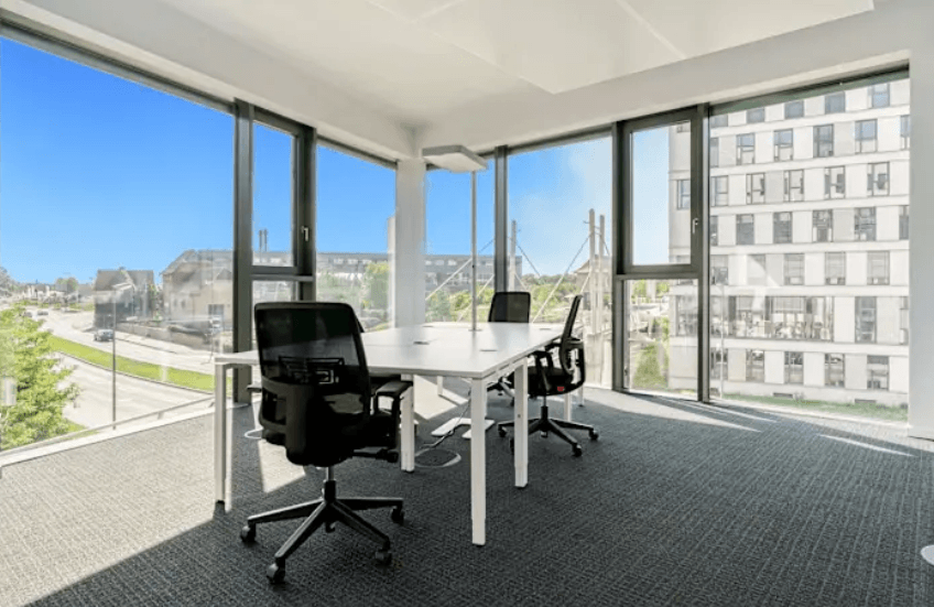 Heller Konferenzraum mit bodentiefen Fenstern, moderner Ausstattung und weitem Ausblick