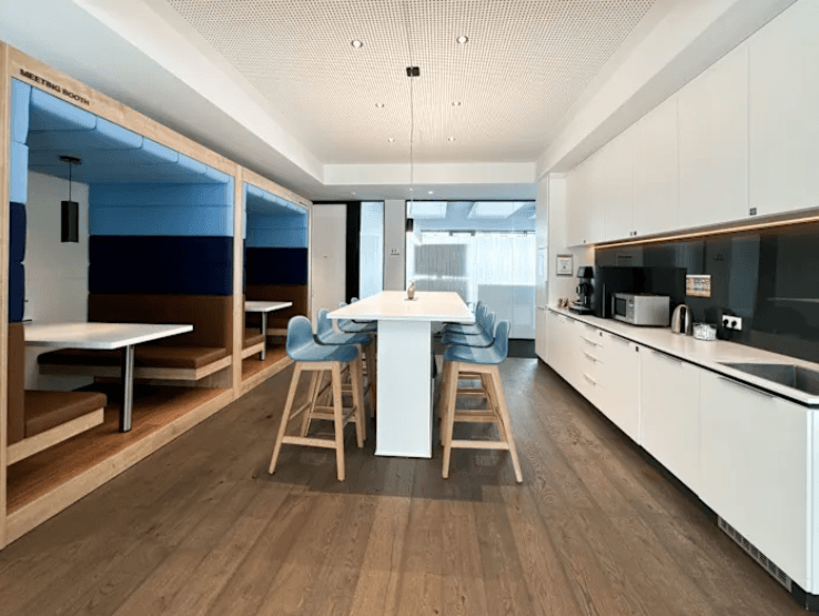 Moderne Büroküche mit Sitznischen, Hochtisch und großzügiger Küchenzeile
